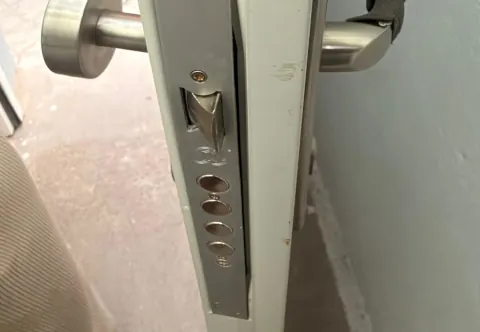 Canto de una puerta reforzada con varios puntos de cierre