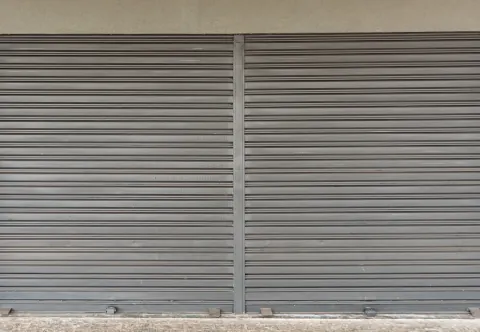 Cierre metálico de lama ciega de un local comercial